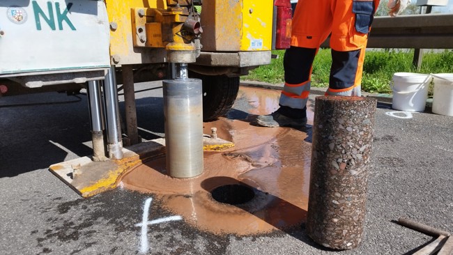 Bohrung Asphalt Nahe Neu